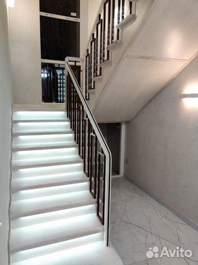 Лестница с деревянными ограждениями