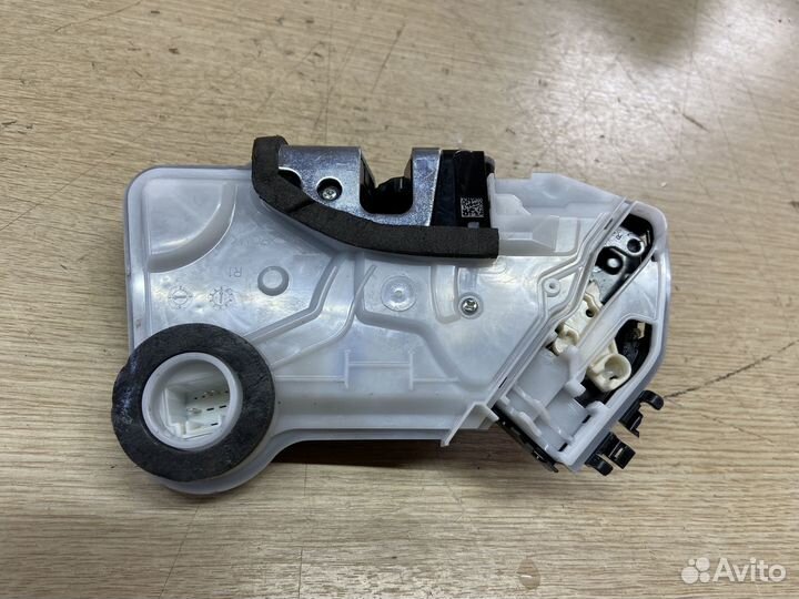Замок двери передний правый Toyota Camry 75