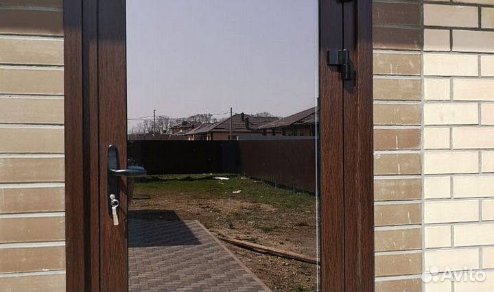 Алюминиевая дверь стекло