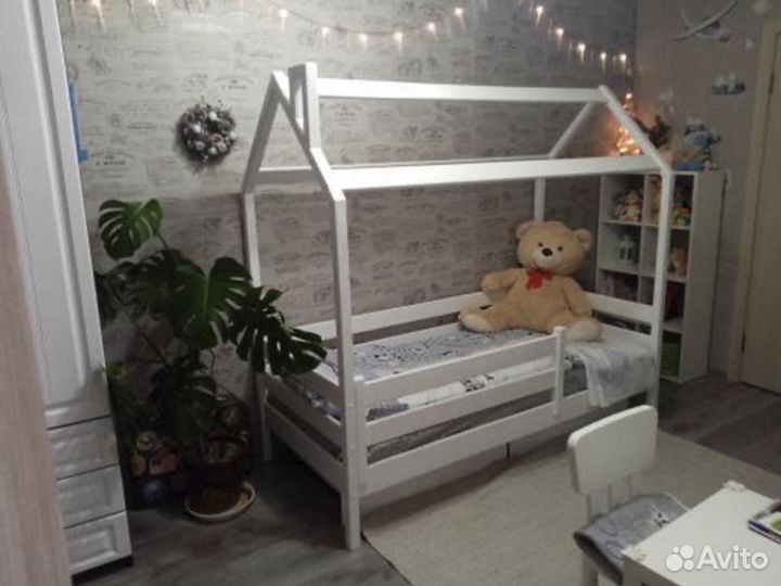 Кровать детская домик белая из массива от 3 лет