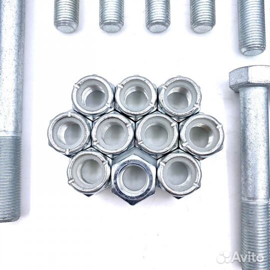 Болты крепления тяг Нива