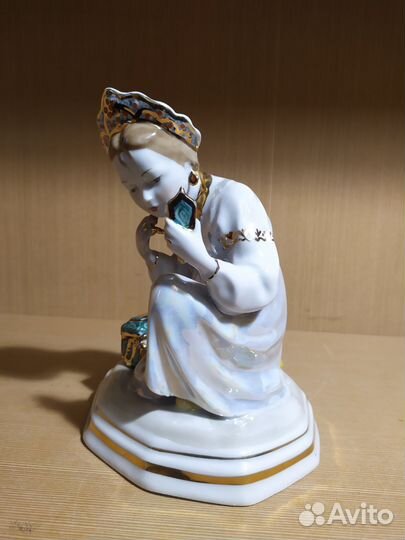 Статуэтка фарфоровая девушка с зеркалом Дулево