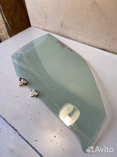 Стекло переднее правое Nissan Bluebird U14