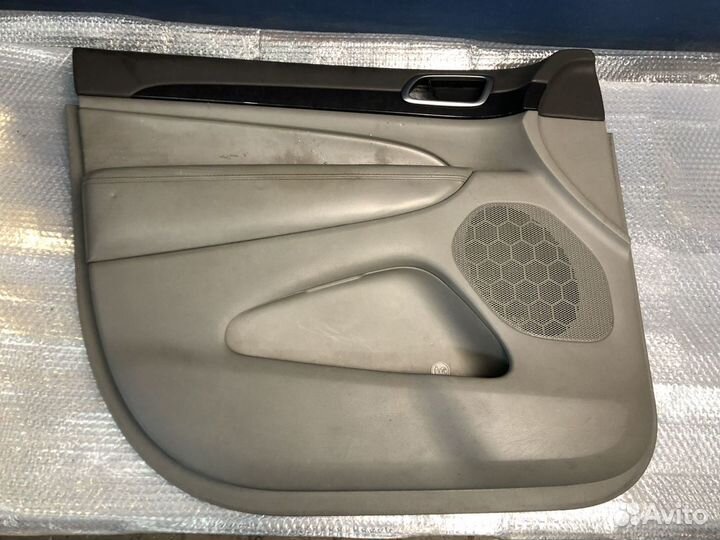 Обшивка передней двери Jeep Grand Cherokee WK2