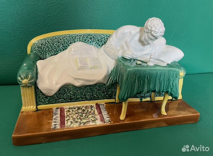 Скульптура «Пушкин на диване» Конаково