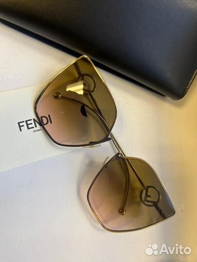 Солнцезащитные очки Fendi