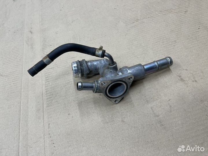 Тройник охлождения двигателя 2л G4NA Киа Серато 3