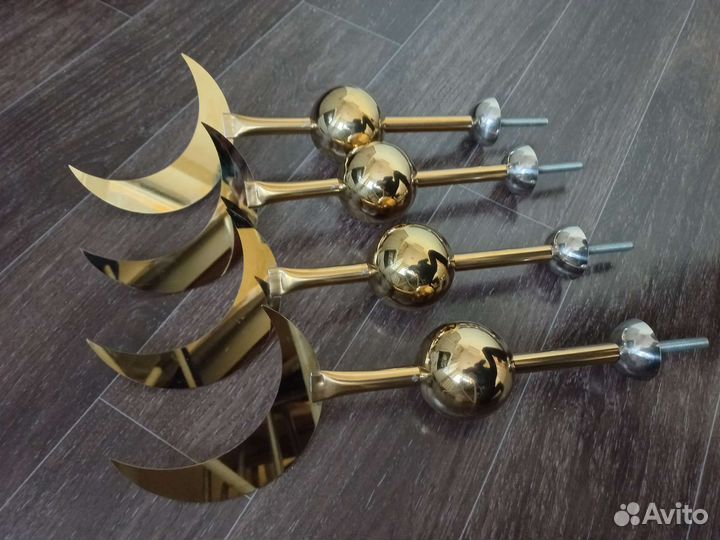 Полумесяц на ограду, Ай