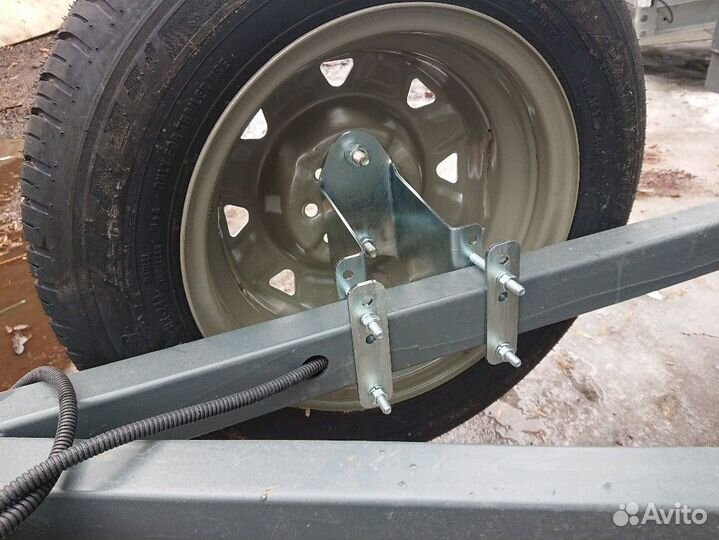 Кронштейн запасного колеса прицепа универсальный