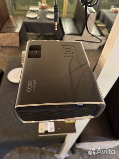 Проектор Code F6M с двумя экранами