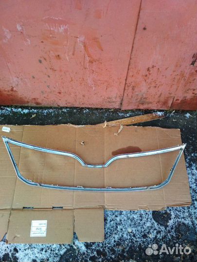 Шкода Рапид молдинг решетки радиатора