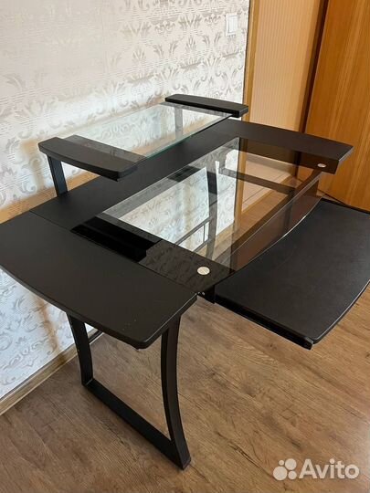 Компьютерный стол стеклянный