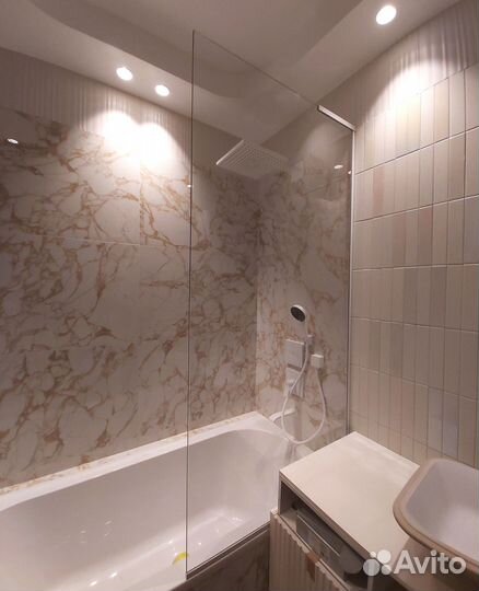 Стеклянные душевые перегородки