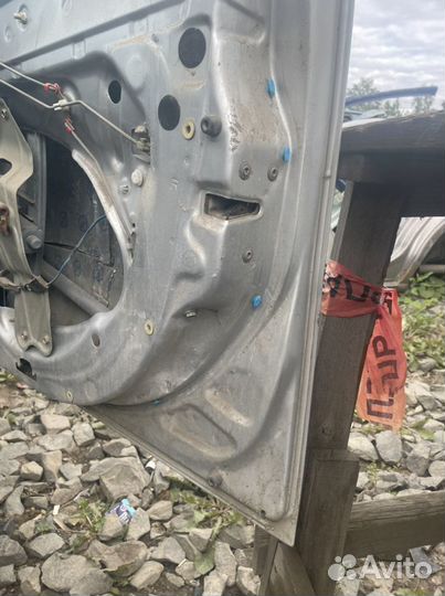 Toyota Avensis 1 Дверь передняя правая