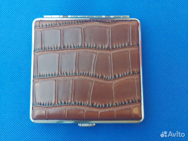 Портсигар металлический, покрыт кожей