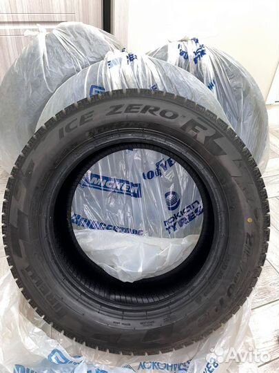 Pirelli Ice Zero FR 215/60 R16 99H