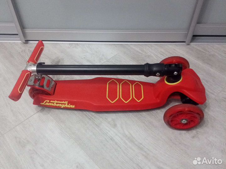 Самокат трехколесный