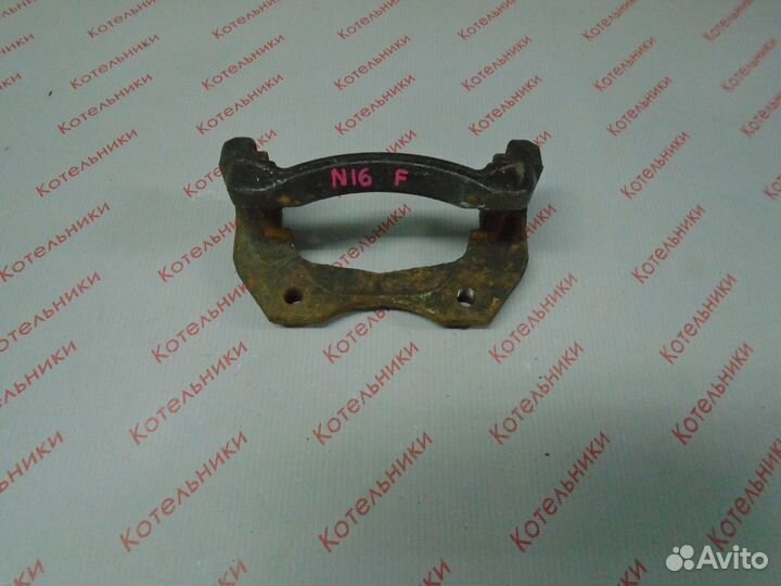 Nissan 41010-4M510 Скоба тормозного суппорта перед