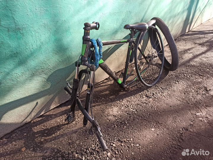 Запчасти для велосипеда (рама, 2 обода, покрышка)