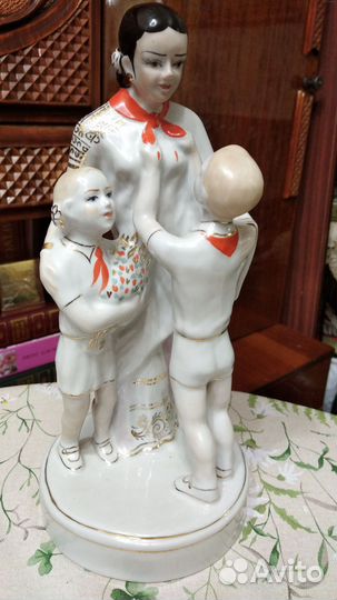 Фарфоровая статуэтка Индианка с пионерами