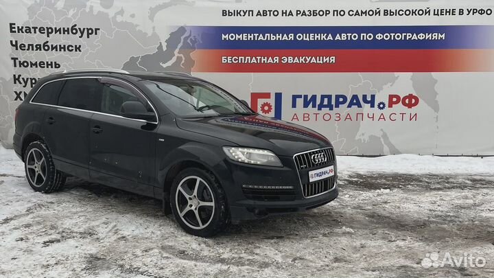 Кронштейн переднего правого сиденья Audi Q7 (4L) 7L0881678G
