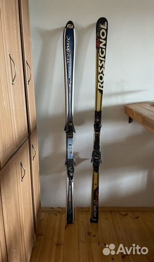 Две пары горных лыж