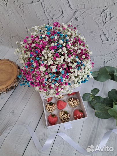 Гипсофила +клубника в шоколаде в коробке-сюрприз