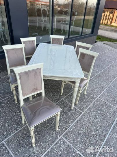 Стол и стулья