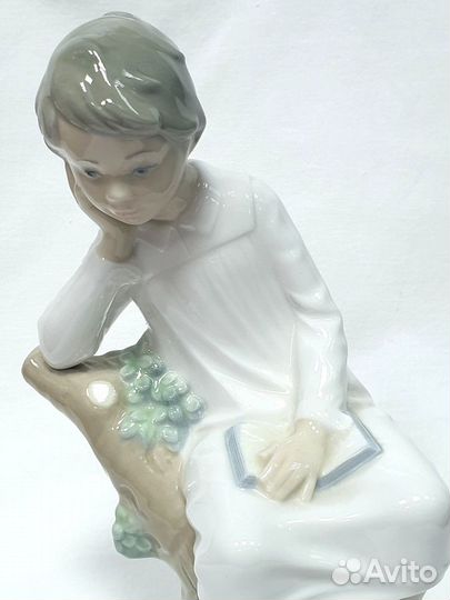 Статуэтка «Мальчик с книгой» lladro