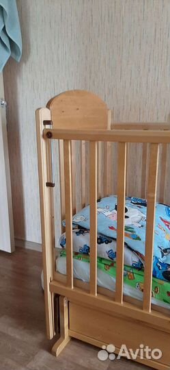 Детская кроватка с маятником и ящиком