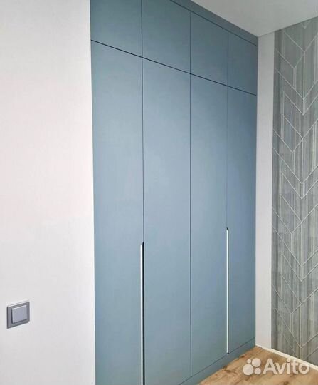 Шкаф до потолка встроенный