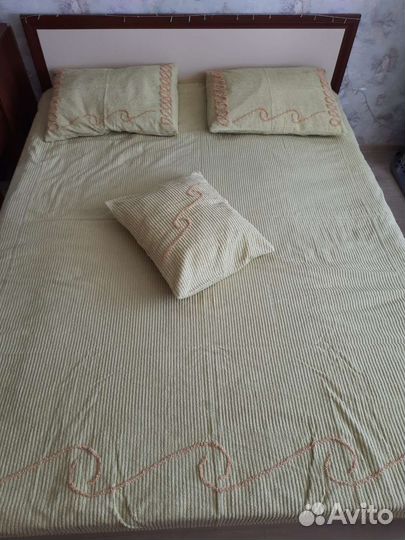 Покрывало с наволочками (3 штуки )