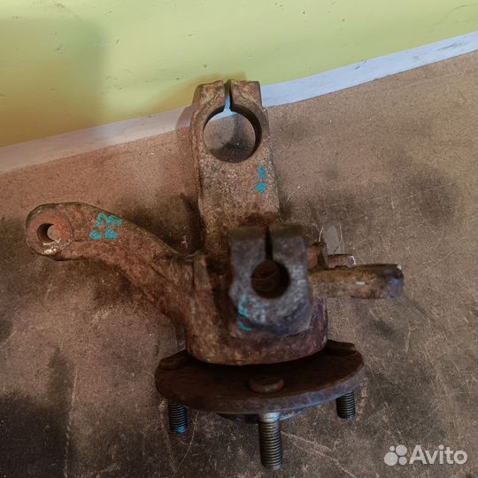 Передний левый поворотный кулак Ford Fusion