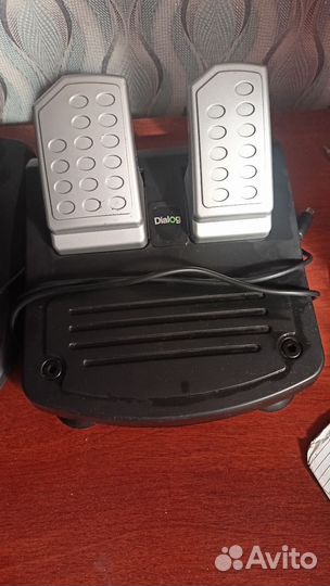 Игровой руль с педалями