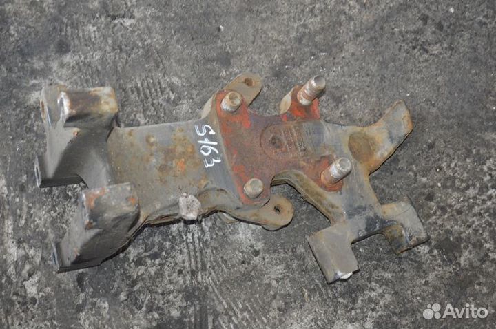 Кронштейн реактивной тяги, переднего моста, левый