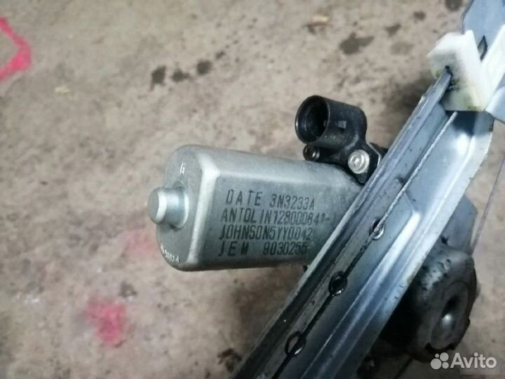 Стеклоподъемник передний левый Renault Sandero