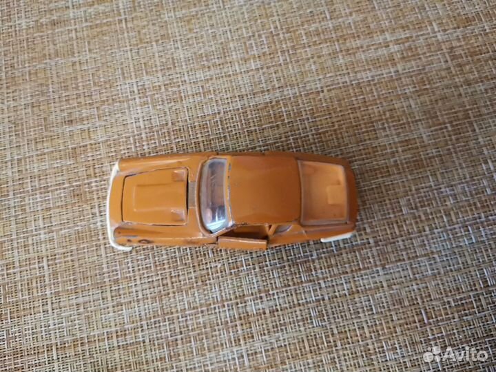 Модель автомобиля 1:43