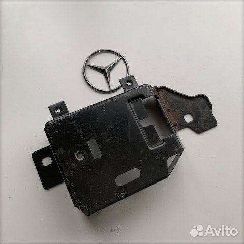 Левое крепление ремня безопасности Мерседес w204