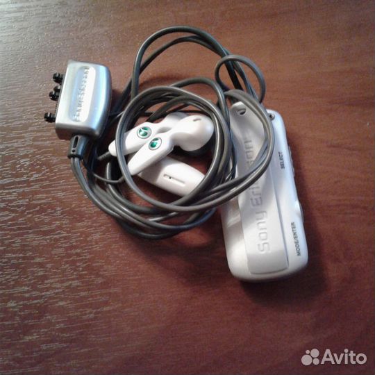 Проводная гарнитура SonyEricsson HRP-20 с FM-радио