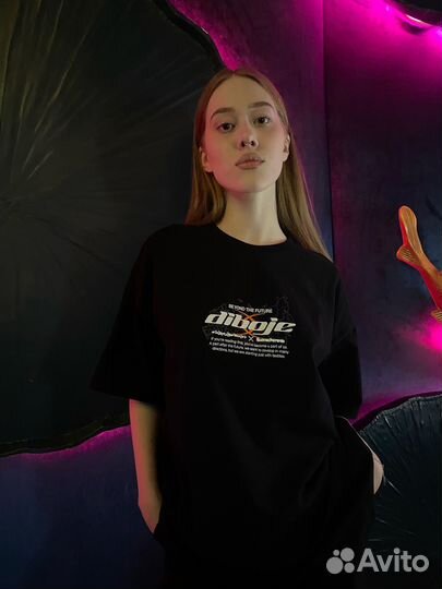 Черная футболка оверсайз с принтом