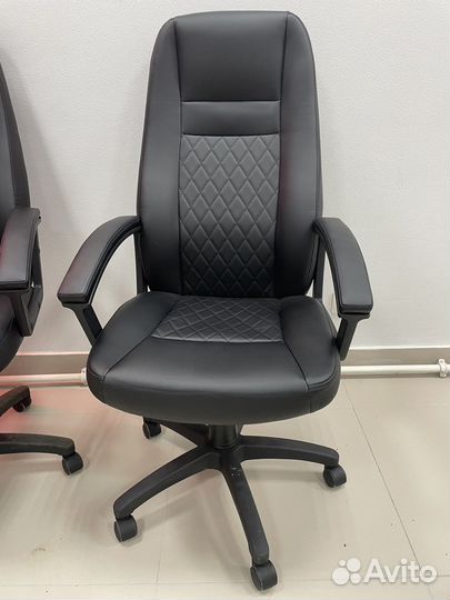 Офисное кожаное кресло