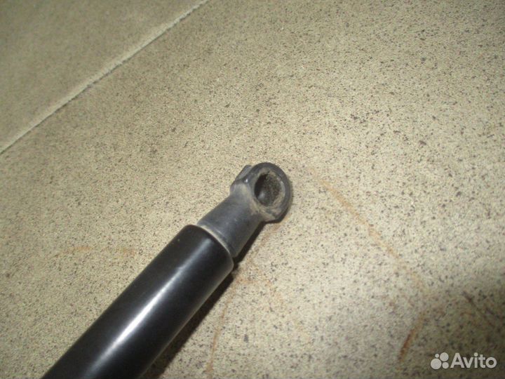 Амортизатор стекла багажника Toyota Land Cruiser