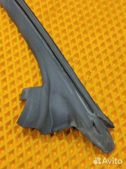 Уплотнитель стекла двери передний правый Mercedes