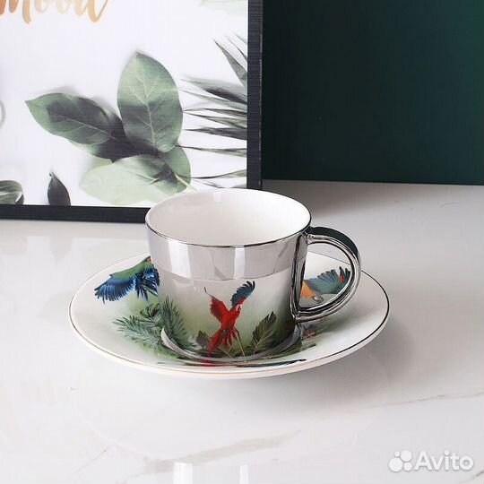 Чашка отражающая рисунок и блюдце. Чашка с блюдцем