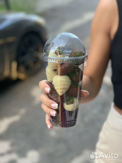 Клубника в шоколаде в стаканчиках