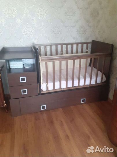 Детская кроватка с продольным маятником