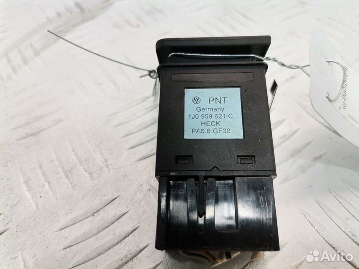 Кнопка обогрева заднего стекла Volkswagen Golf 4