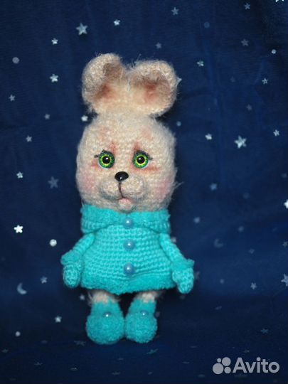 Вязаная игрушка Зайка в шубке