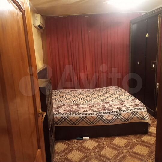 Комната 100 м² в 4-к., 1/5 эт.