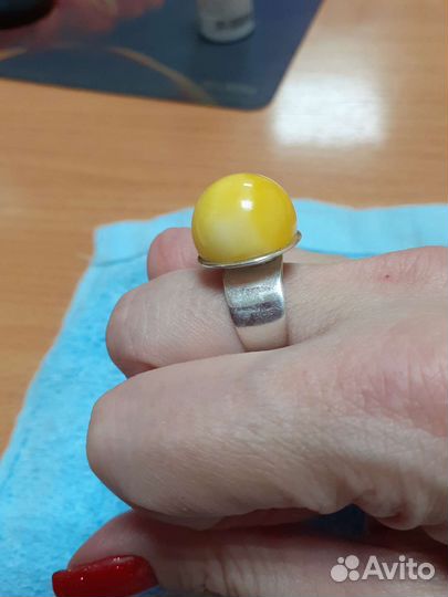 Серебряное кольцо с янтарем желтком